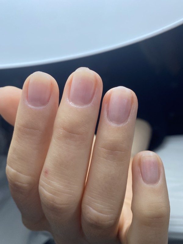 Une manucure propre et soignée dans un salon privé à Bordeaux 