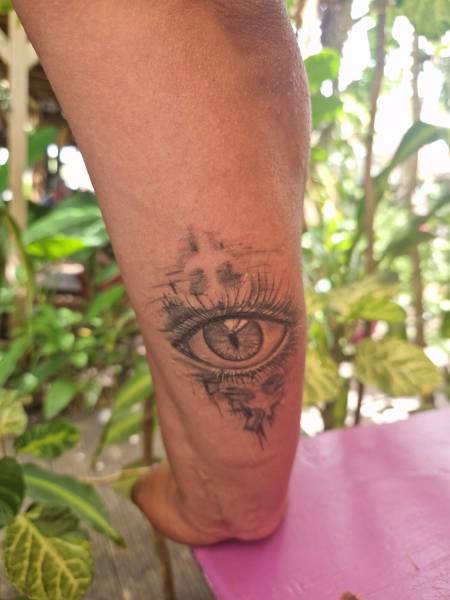 Tatouage œil sur peau noire à Bordeaux 