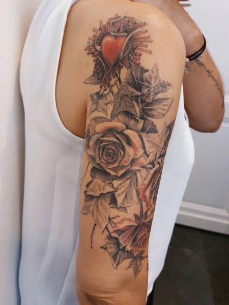 Tatouage rose réaliste bordeaux 