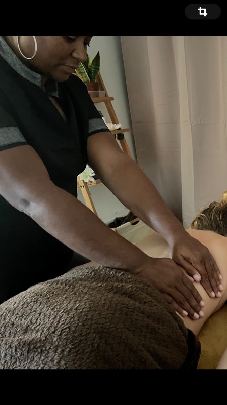 Se relaxer et se détendre  avec un massage californien pour tout public et personnes handicapées   à Kreolcare Bordeaux
